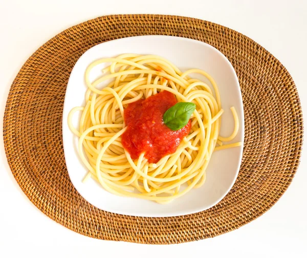 Plato de espagueti italiano con tomates y albahaca — Foto de Stock