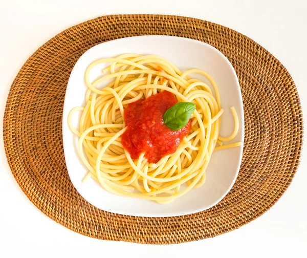 Italienska spaghetti maträtt med tomater och basilika — Stockfoto