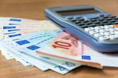 banknot ve bir hesap makinesi ile tasarruf analiz kavramı
