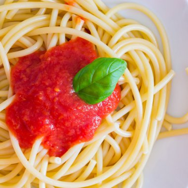 Domates ve fesleğen ile İtalyan spagetti yemek