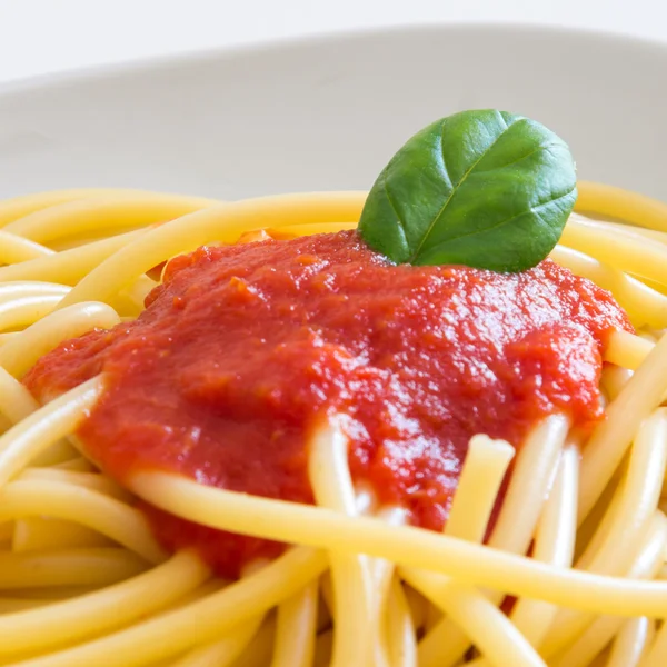 Spaghetti mit Tomaten und Basilikum — Stockfoto