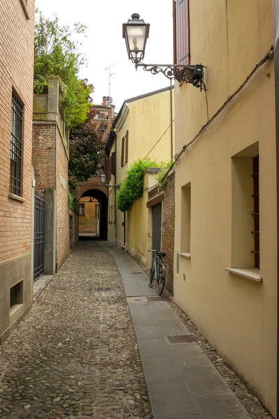 Małe starożytnej ulicy w centrum miasta Ferrara, Włochy — Zdjęcie stockowe