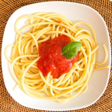 Domates ve fesleğen ile İtalyan spagetti yemek