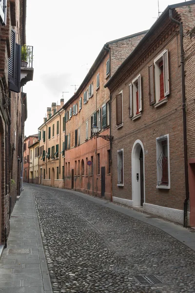 Alte mittelalterliche straße in der mitte von ferrara-stadt — Stockfoto