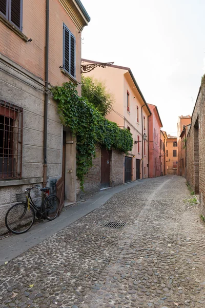 Starożytne średniowiecznej ulicy w centrum miasta Ferrara — Zdjęcie stockowe