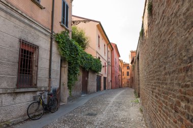Ferrara şehir merkezindeki eski ortaçağ Caddesi