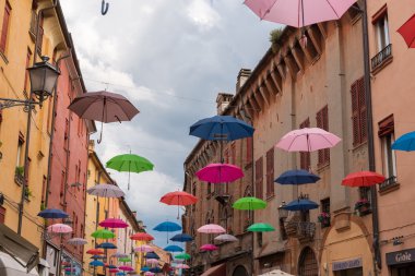 Umb ile Ferrara şehir merkezindeki eski ortaçağ Caddesi