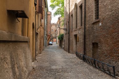 Ferrara şehir merkezindeki eski ortaçağ Caddesi
