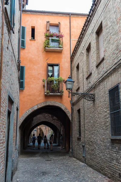 Oude middeleeuwse straat in het centrum van de stad Ferrara — Stockfoto