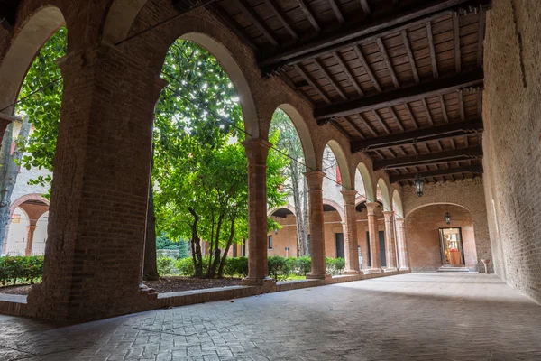 Chiostro di uno dei piccoli tornanti del centro di Ferrara c — Foto Stock