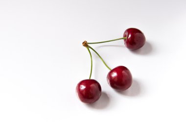 Beyaz zemin üzerine kırmızı taze cerries kase