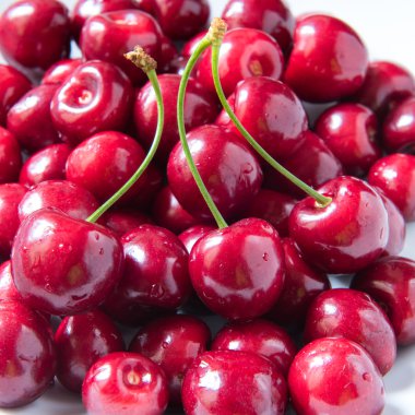 Beyaz zemin üzerine kırmızı taze cerries kase