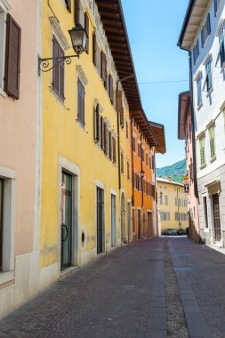 Garda Gölü yakınındaki kuzey İtalyan kasabada