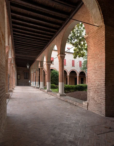 El claustro interior de una pequeña acera en Italia — Foto de Stock