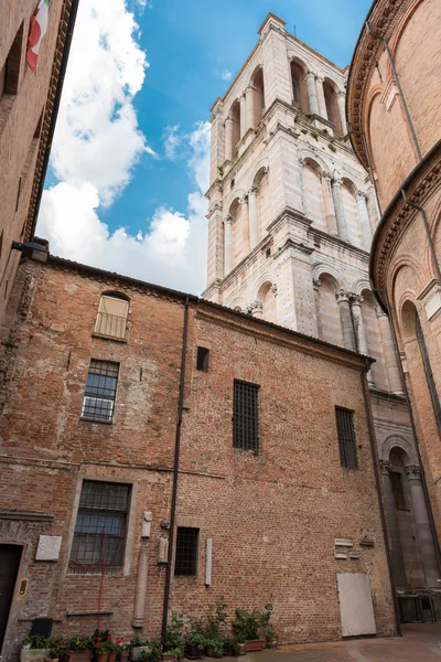 Oude kathedraal in het centrum van de stad Ferrara — Stockfoto