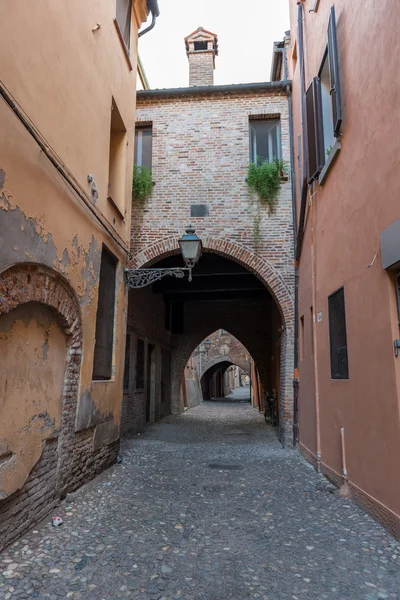 Oude middeleeuwse straat in het centrum van de stad Ferrara — Stockfoto