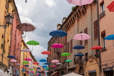 Umb ile Ferrara şehir merkezindeki eski ortaçağ Caddesi