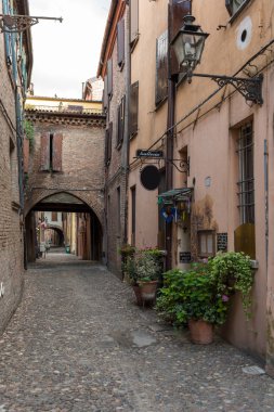 Bir İtalyan şehir merkezindeki eski trattoria
