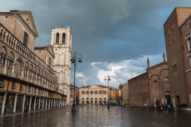 Ferrara şehir merkezindeki ana plaza