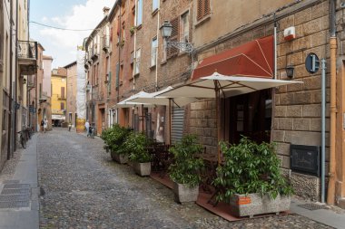 Ferrara şehir merkezindeki eski ortaçağ Caddesi