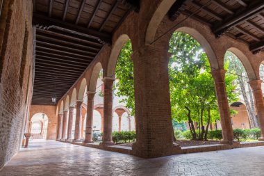 Bir Ferrara c şehir merkezinde küçük çinilerini manastır