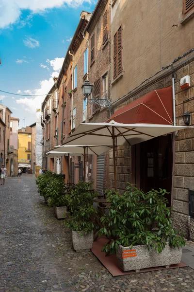 Antiga rua medieval no centro da cidade de Ferrara — Fotografia de Stock