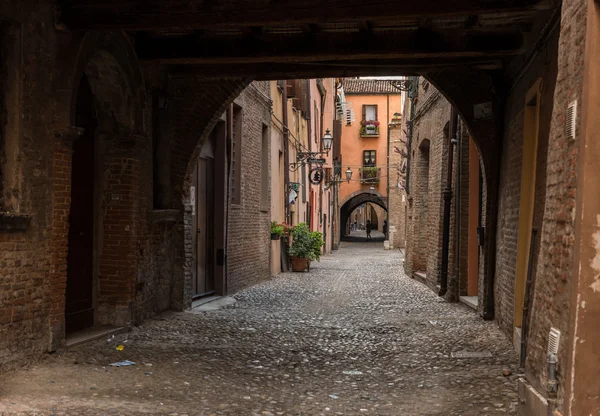 Starożytne średniowiecznej ulicy w centrum miasta Ferrara — Zdjęcie stockowe