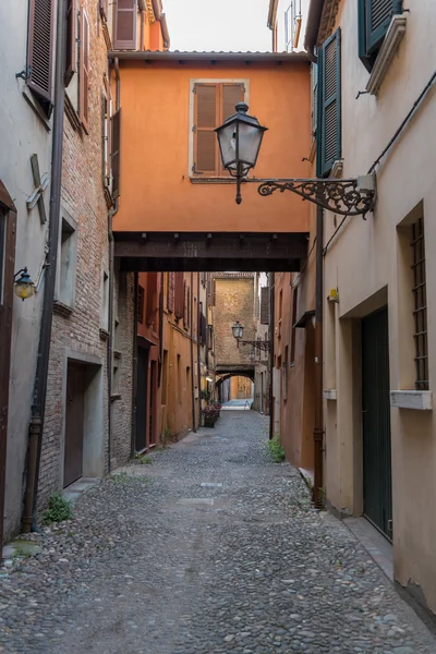 Ferrara şehir merkezindeki eski ortaçağ Caddesi