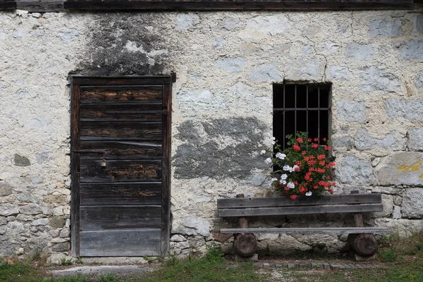 Oude berg Onderdak in de Italiaanse Dolomieten — Stockfoto