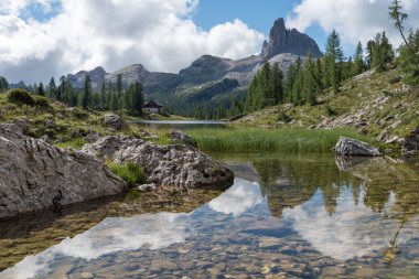Federa göl güzel bir yansıması ile