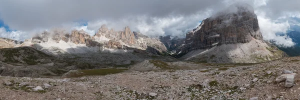 Panoráma az olasz Dolomitok közben felhős napon — Stock Fotó