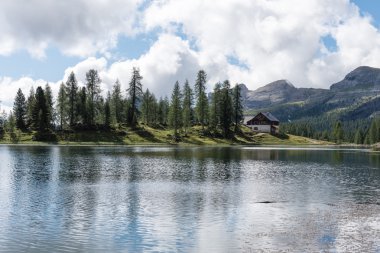 İtalyan dolomitleri içinde sırt çantasıyla
