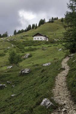 İtalyan dolomitleri içinde sırt çantasıyla