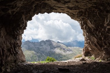 İtalyan dolomitleri içinde sırt çantasıyla