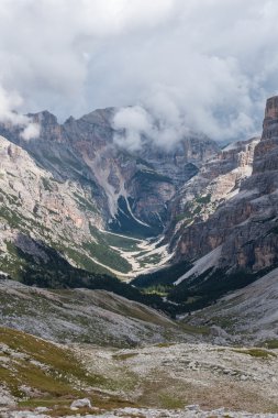 İtalyan dolomitleri içinde sırt çantasıyla