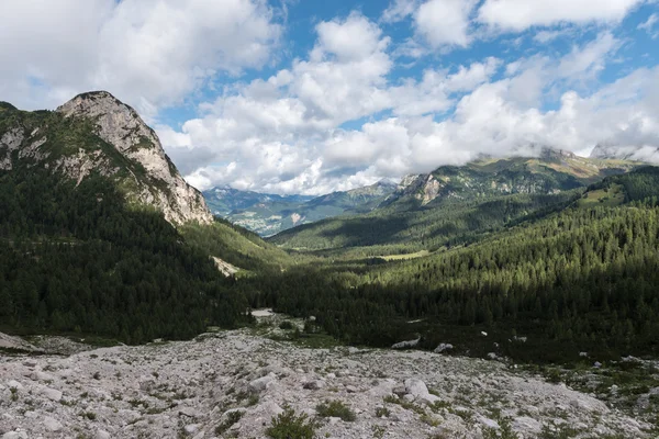 Zaino in spalla nelle dolomiti italiane — Foto Stock