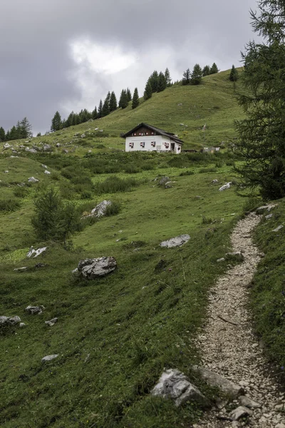 Mochilero en las dolomitas italianas —  Fotos de Stock