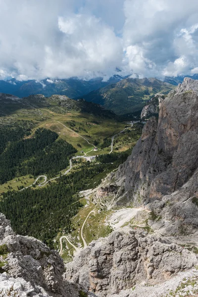 Hermosas vistas de las dolomitas italianas durante un día nublado —  Fotos de Stock