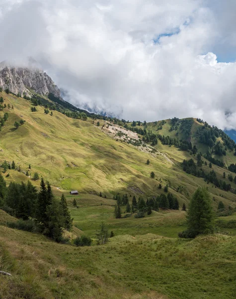 Belle vue sur les dolomites italiennes lors d'une journée nuageuse — Photo