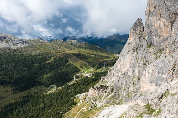 Vacker utsikt över italienska Dolomiterna under en molnig dag — Stockfoto
