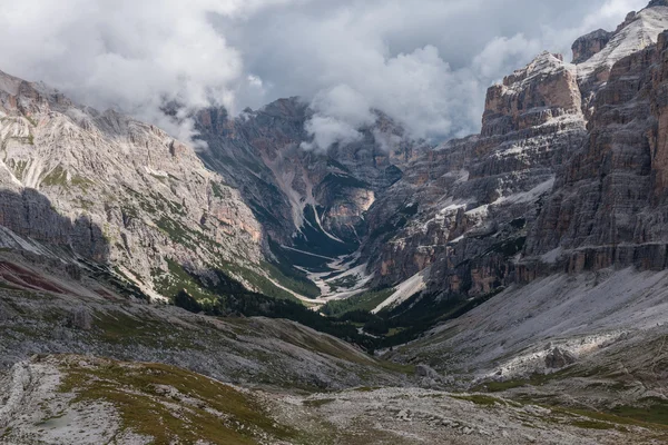 Mooi uitzicht op de Italiaanse Dolomieten tijdens een bewolkte dag — Stockfoto