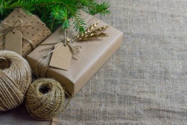 Sağ tarafındaki çantada iplik olan hediye kutusu.