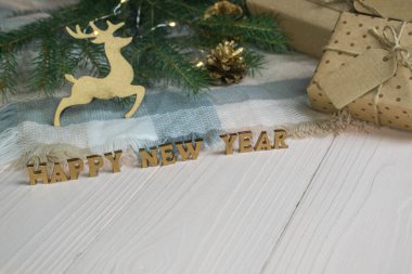 Altın harfler ve geyik. Yeni yıl arkaplanı.