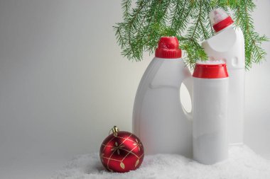 Deterjanlar Noel balosunun yanındaki Noel ağacının altındaki karların üzerinde yazılı bir yer var. Temizlik. Dezenfeksiyon.