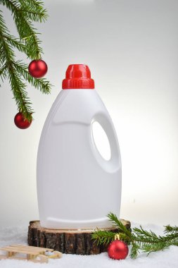 Deterjanlı plastik şişeler. Binayı temizleme ve dezenfekte etme. Daireyi kimyasallarla temizlemek..