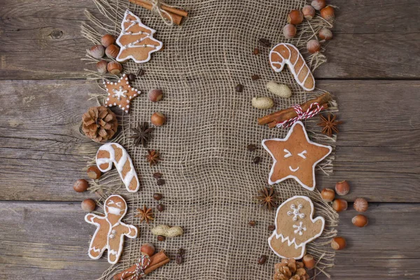 Fondo de madera con galletas de Navidad y nueces hay espacio para el texto. — Foto de Stock