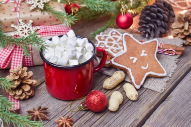 Bir kupa sıcak içecek ve bir köknar dalıyla Noel ağacı arka planı. Mutlu Noeller ve yeni yıl.