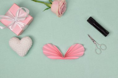 Adım adım talimatlar. Kalp kağıttan yapılmıştır. Dördüncü adım, akordeonu ikiye katla ve birbirine yapıştır. El işi. Flatlay. Yerleşim planı. Üst Görünüm