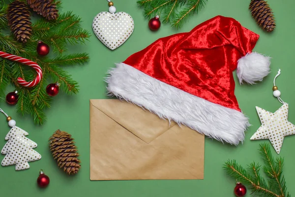 Kerstcompositie met een envelop gemaakt van Santas hoed en een brief. Wenslijst. boodschappenlijst. kopie van de ruimte — Stockfoto