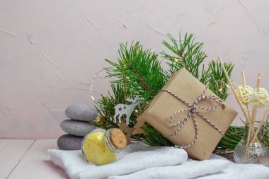 Banyo tuzu ve tütsü çubukları ile kaplıca taşları ahşap bir rafta. Spa tedavileri, masaj. Noel arkaplanı.